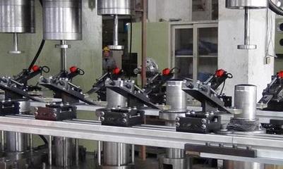 傳統(tǒng)沖壓線應(yīng)用沖壓機器人實現(xiàn)沖壓自動化生產(chǎn)