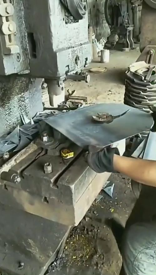 瘋狂的機械加工過程 這巧妙的機器發(fā)明令人很滿意